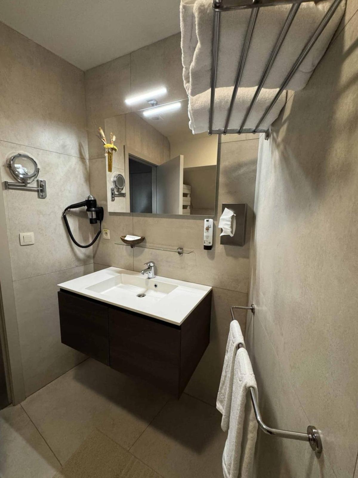 Hotel Monte Cristo Hoeselt Экстерьер фото